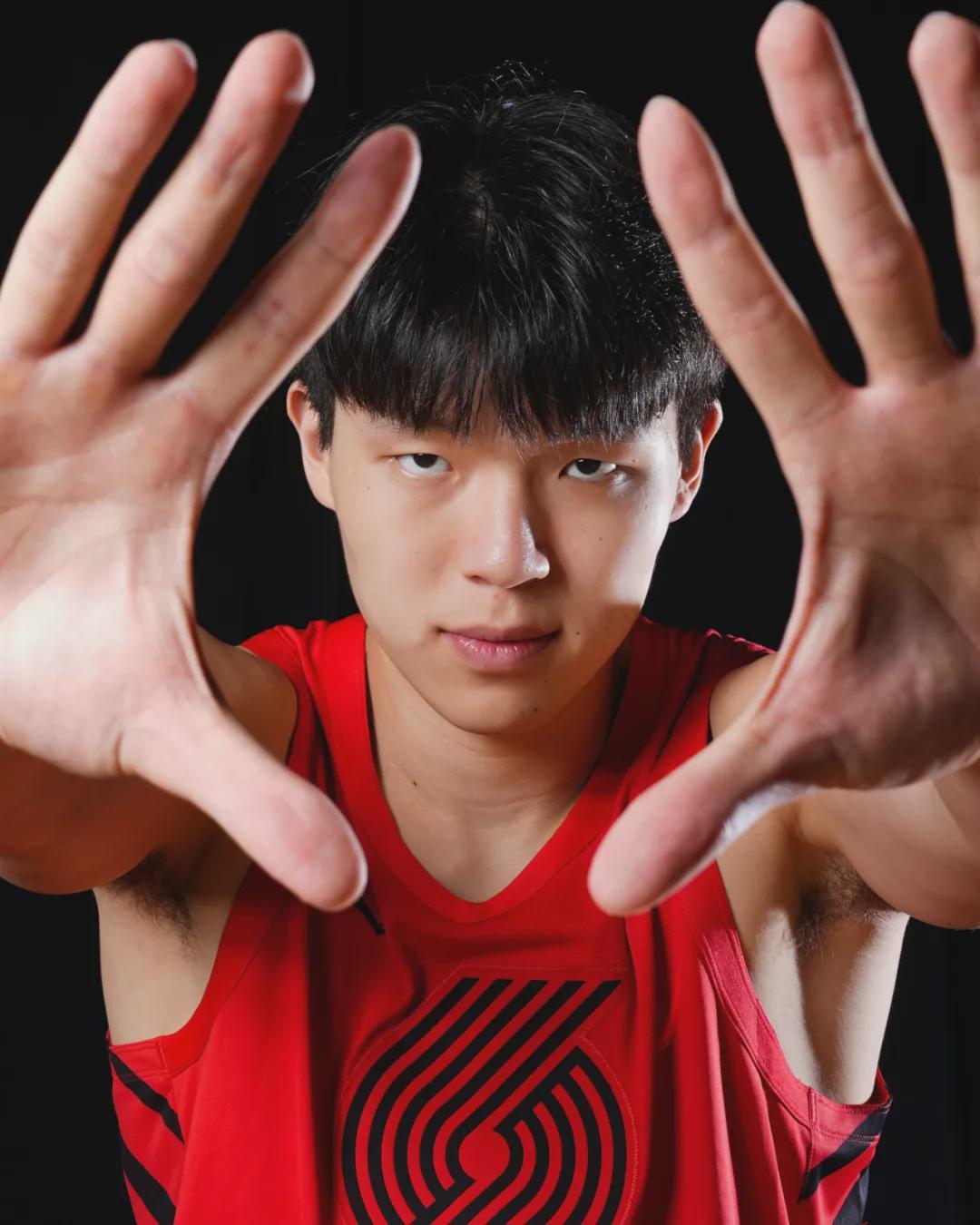 杨瀚森两场季前赛征服开拓者，开启中国篮球新纪元