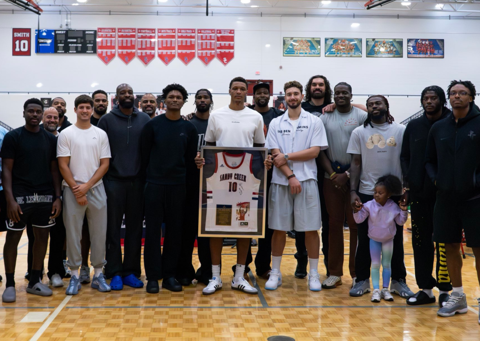 火箭新星贾巴里-史密斯高中球衣退役，杜兰特亲临现场共庆荣耀时刻