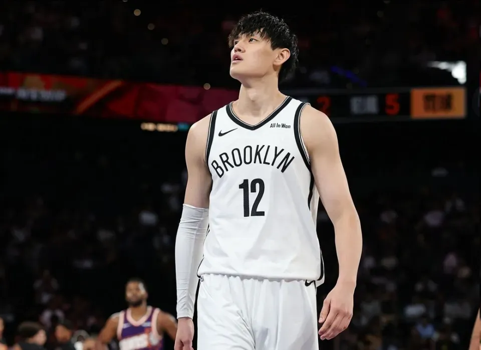 曾凡博面临抉择：回国拿7位数年薪还是赴美冲击NBA？