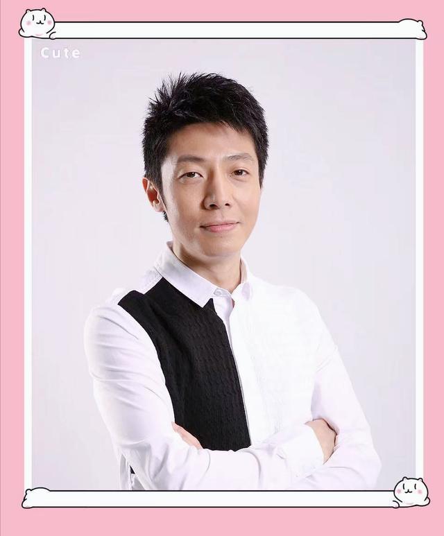 撒贝宁携妻儿加拿大探亲，父子温馨互动引关注