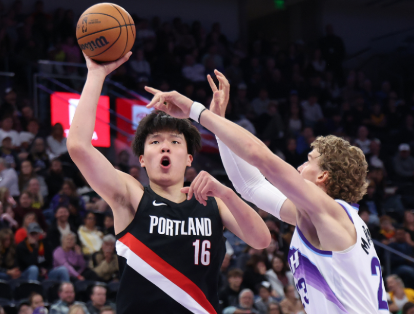 杨瀚森季前赛情绪失控落泪 杰特暖心安慰称已尽力