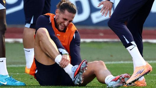 拉比奥比目鱼肌撕裂伤停一个月，球队伤情更新