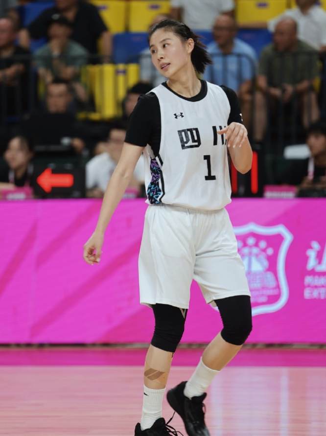 30岁王思雨生日夜爆发！10中7狂砍19分率队晋级，亚洲杯痛哭引热议