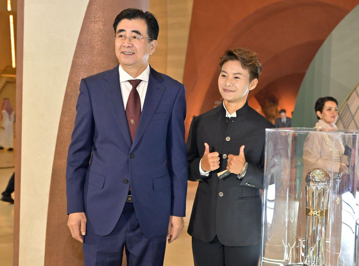 王霜无缘亚洲足球小姐引争议，输给亚冠手下败将高桥花