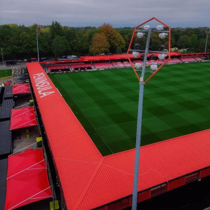 贝克汉姆与内维尔入股的索尔福德城主场升级，扩建看台顶棚