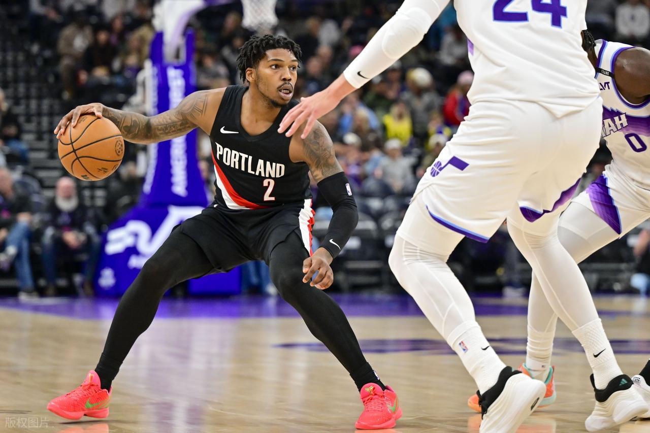 被队友孤立！杨瀚森根本摸不到球6犯毕业！格兰特32+6+3绝杀不中