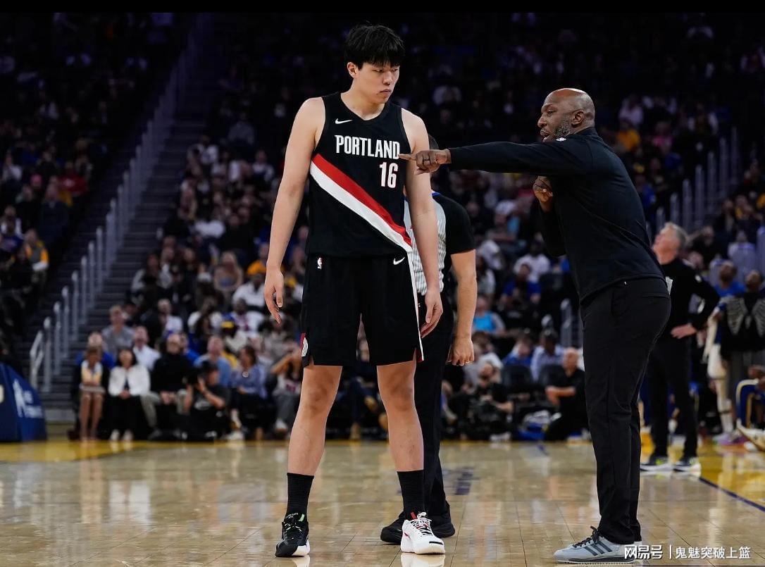 杨瀚森6犯离场！开拓者129-132惜败爵士，霍勒迪24+7+7难救主