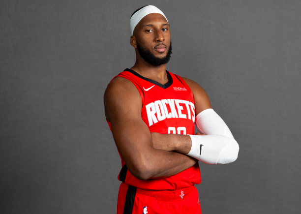 NBA季前赛：残阵火箭力战老鹰，谢泼德18分4断闪耀全场