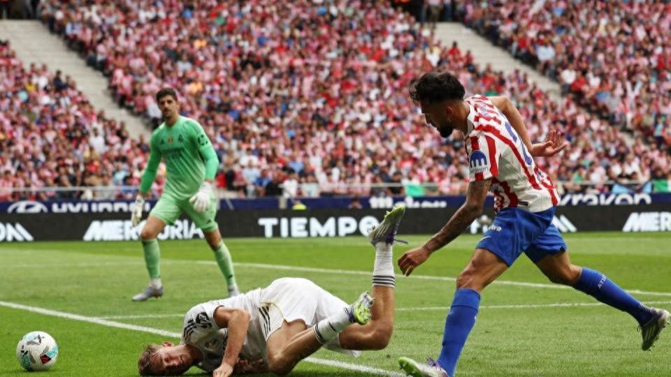 皇马后防告急：主力中卫赫伊森伤缺，国家德比前景堪忧