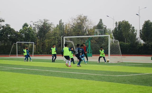 郑州荣邦城小学足球队勇夺高新区校园足球联赛亚军