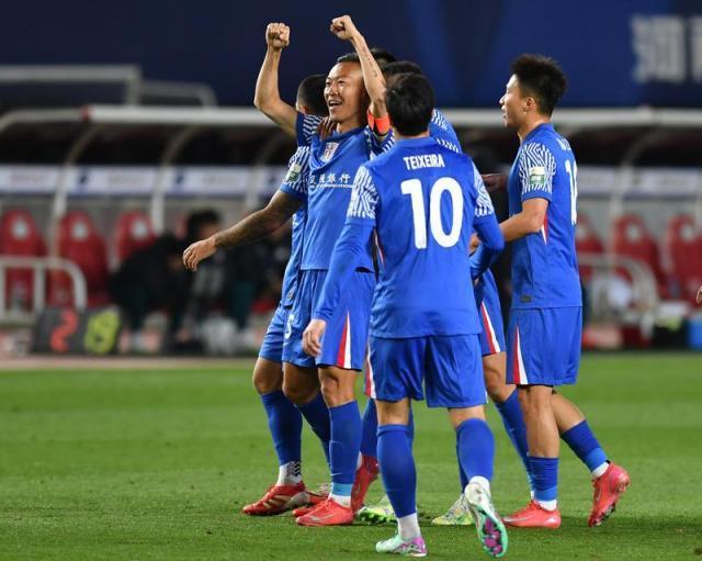 中超第27轮：于汉超头槌建功，申花客场2-1逆转西海岸