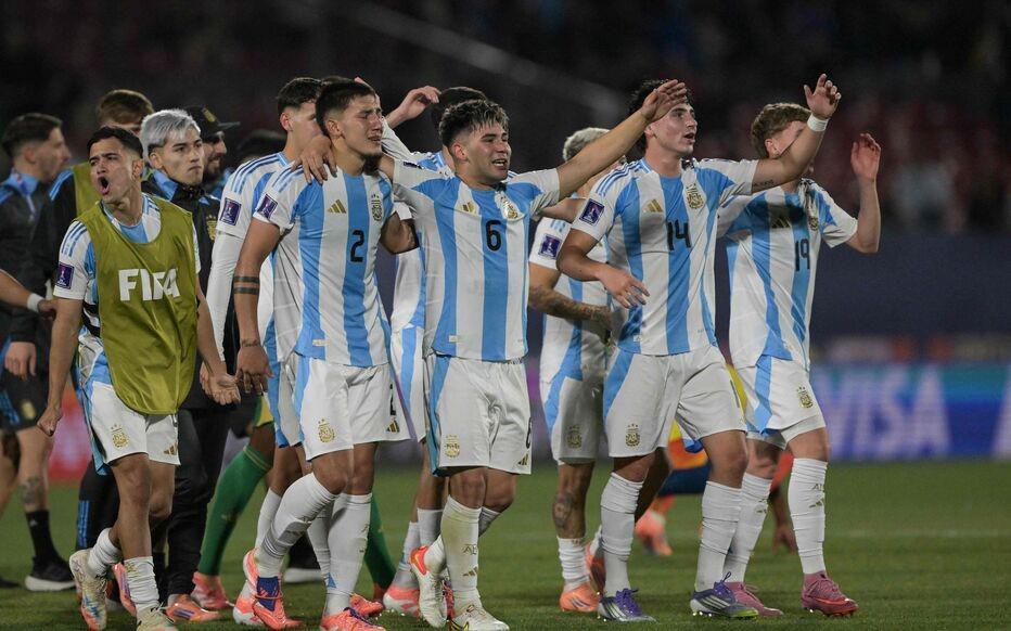 阿根廷U20淘汰哥伦比亚后，更衣室唱对手助威曲欢乐调侃