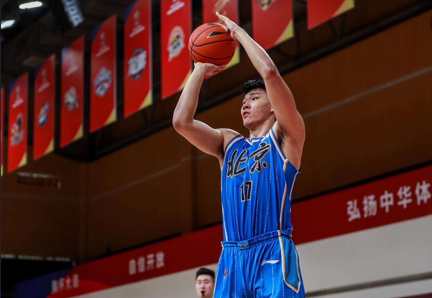 北京104-72大胜山东：范子铭闪耀，王少杰低迷，山东练兵新秀