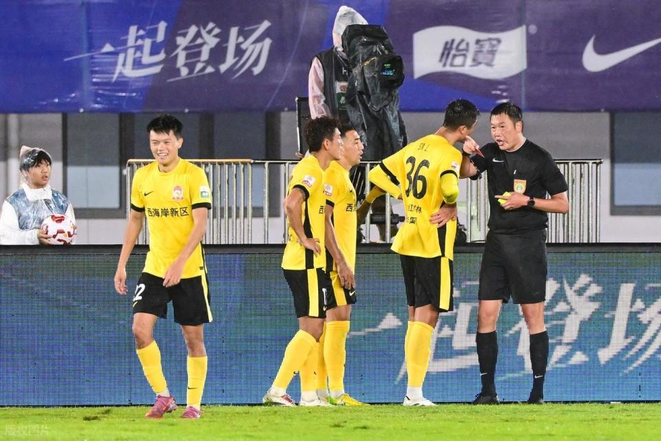 中超焦点战：西海岸主场1-2负申花，赵宏略蹬踏引争议