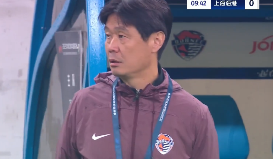 青岛海牛7轮不胜！2-4负于上海海港，保级形势堪忧