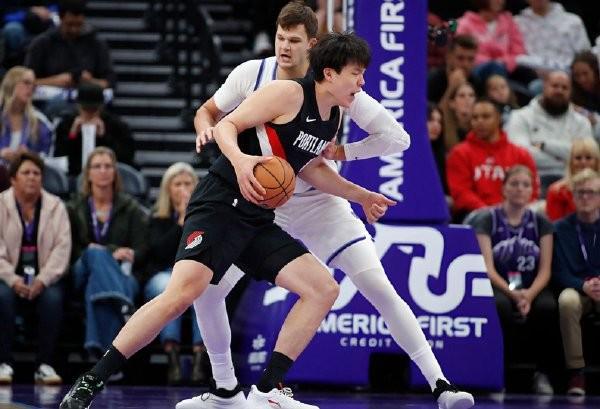 杨瀚森NBA季前赛后趣谈：2K26游戏体验与翻译克里斯对决