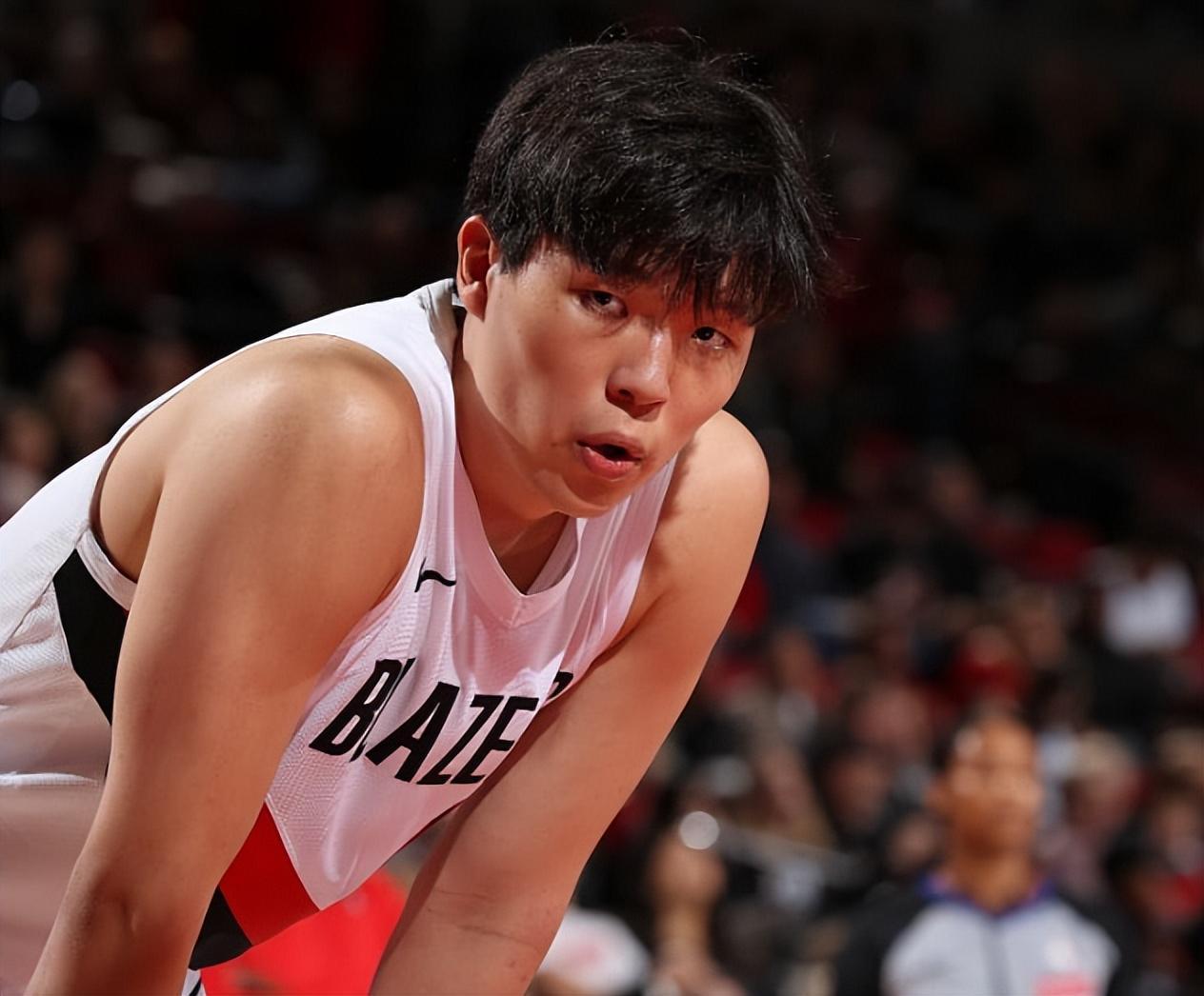 杨瀚森季前赛6犯离场又抱头痛哭，NBA之路挑战重重