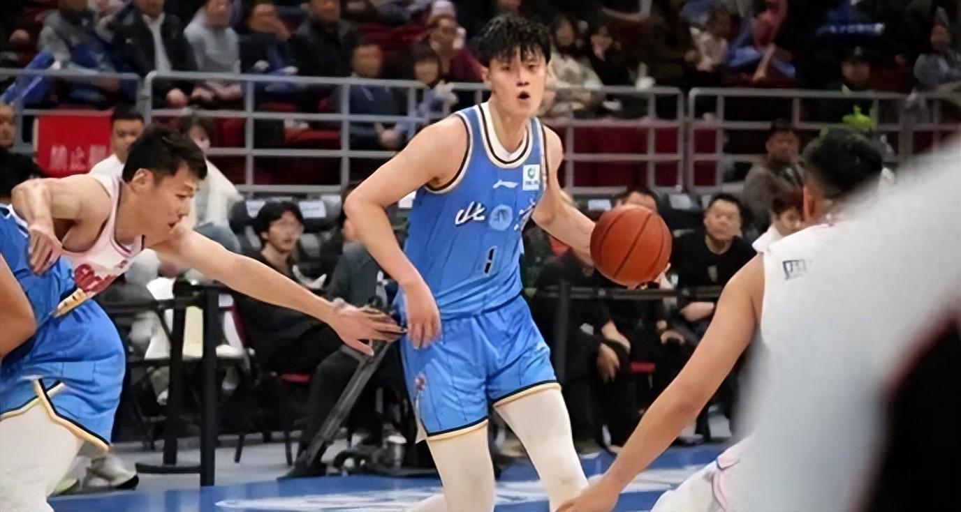 60万成本换7亿票房，篮网裁曾凡博背后：商业逻辑与球迷情感之争