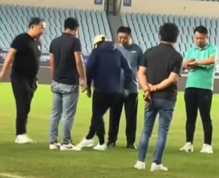 苏超半决赛前风波：周高萍抗议组委会禁止泰州队踩场南京奥体
