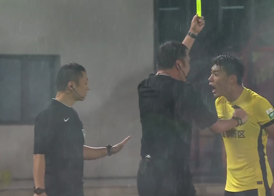 1-1！青岛西海岸半场遭遇“2红牌”，张呈栋疑似对裁判“国骂”