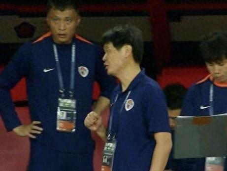 莱昂纳多双响海港4-3胜海牛，中超争冠海牛保级堪忧