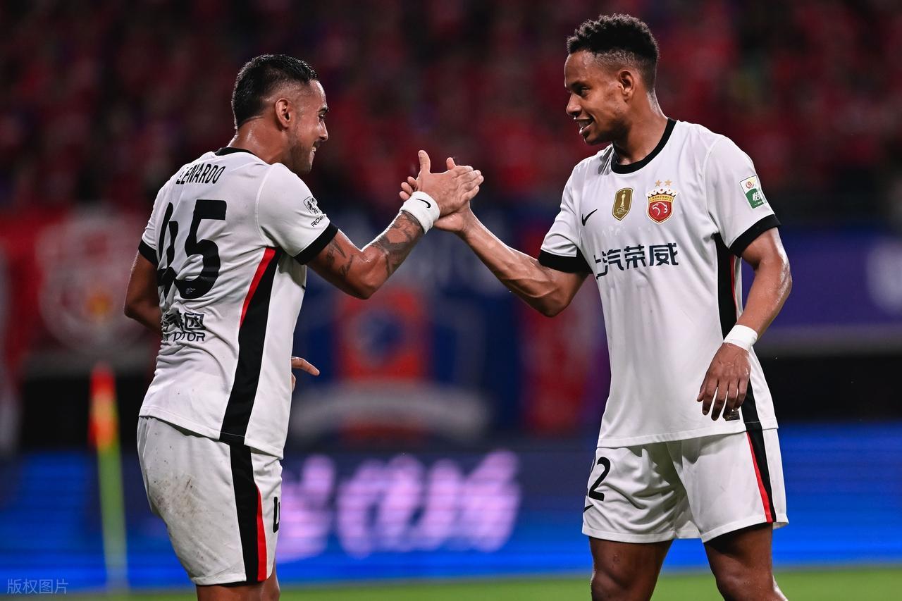 青岛海牛3-4惜败上海海港：赛场五大奇景与两大现实揭秘