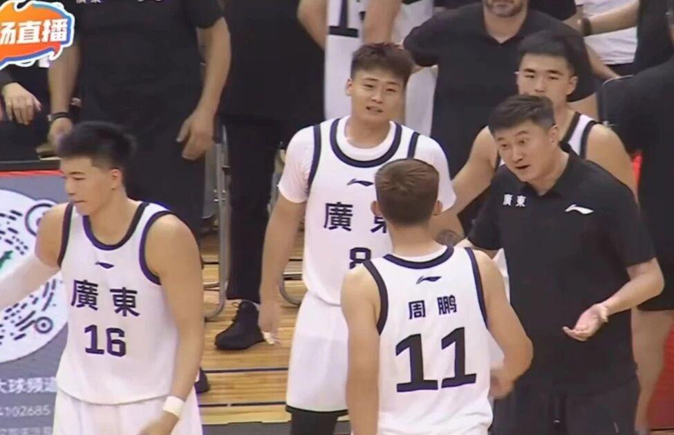 广东队93-49横扫美国劲旅，杜锋严苛指导张皓嘉引关注