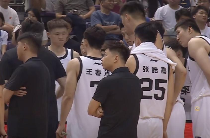 广东男篮44分狂胜肯尼哈奇，贺希宁19分闪耀全场
