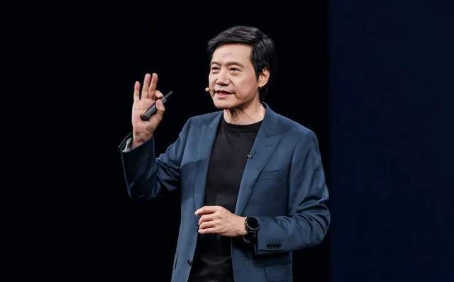 雷军神坛地位动摇：小米汽车争议背后的行业反思