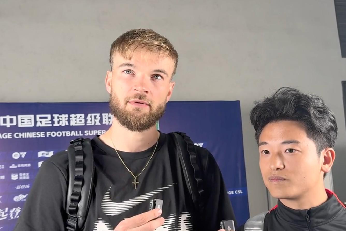 莱切特盛赞成都球迷：翻越广告板共庆胜利，称他们为全中国最佳