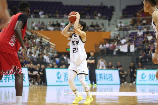 广东全运会男篮热身赛大胜美国队，贺希宁焦泊乔双星闪耀