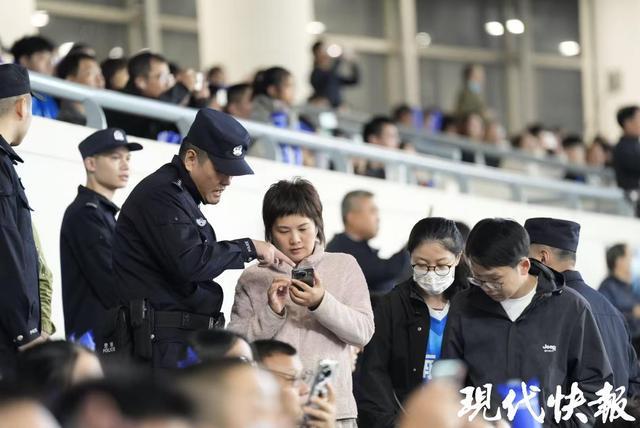 苏超半决赛南京激战，南京警方雨夜全方位守护赛事安全
