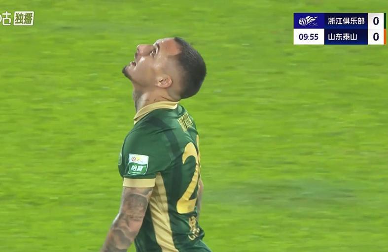 2-2！泰山中卫太菜了！赵博太神了，米神太独了！王钰栋摸不着球