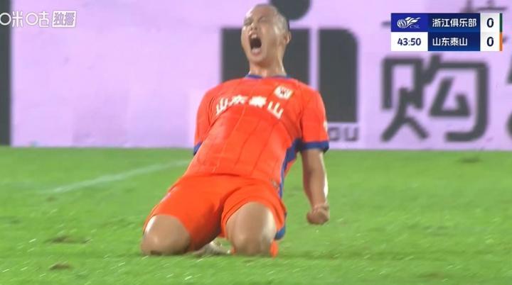 半场战报：瓦科错失点球良机，黄政宇破门，泰山1-1浙江