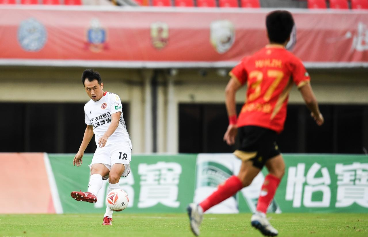 3-0大胜！辽宁铁人9分领跑中甲，姆本扎双响创赛季纪录
