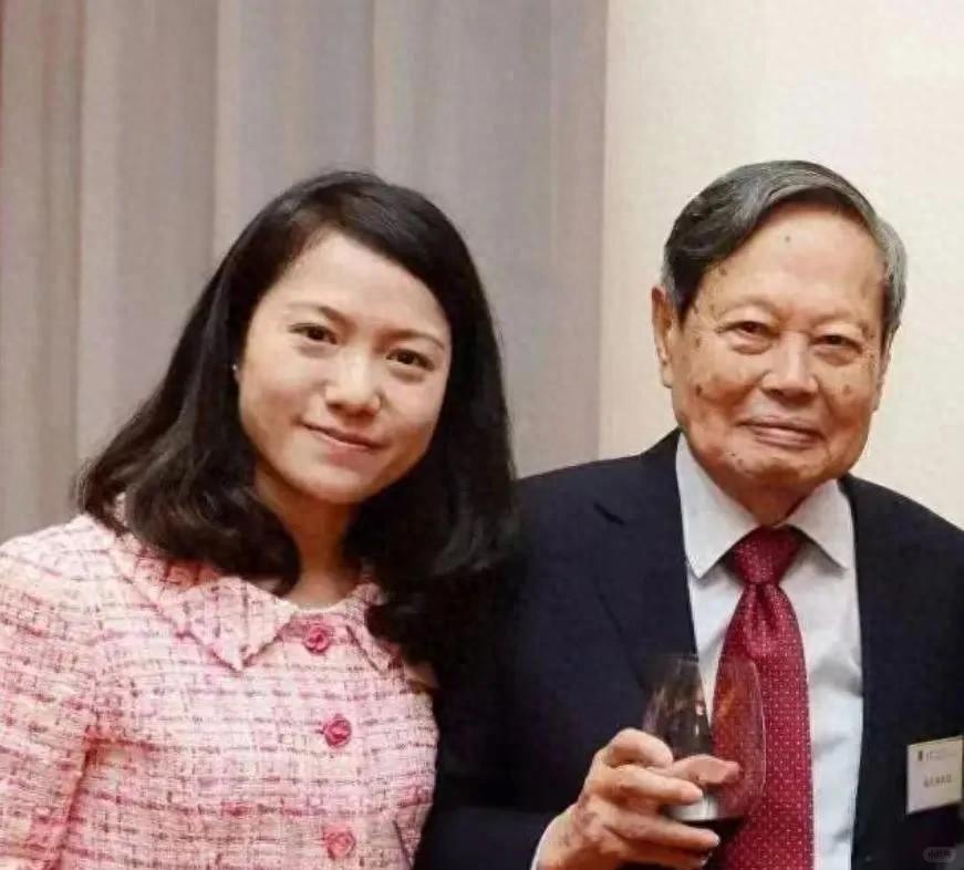 翁帆照顾103岁的杨振宁已21年，她究竟得到了什么？她爸早已说透