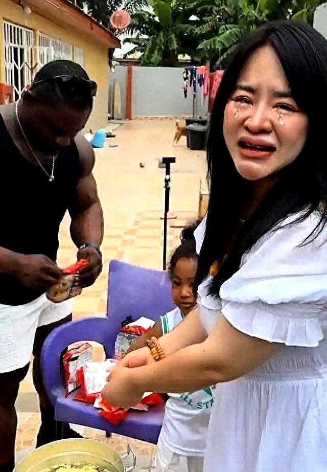 非要嫁黑人！浙江女子去非洲婆家，8台手机被偷，连泡面都吃不起