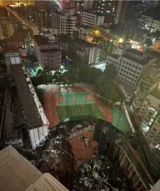 湖南一学校半个操场突坍塌，万幸事发深夜未造成人员伤亡，坍塌原因尚在调查