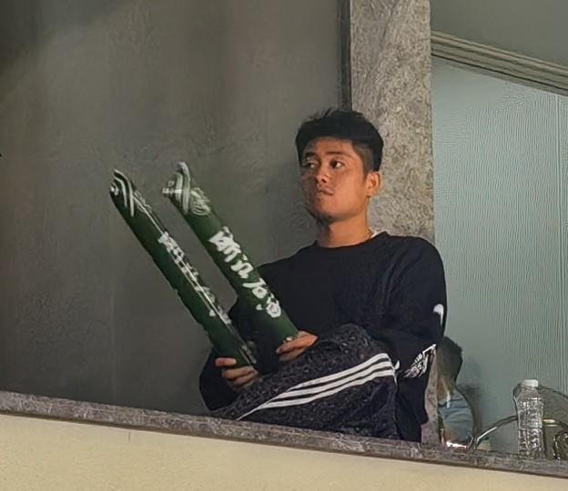 网球名将吴易昺现身黄龙体育场，助威浙江队战平山东