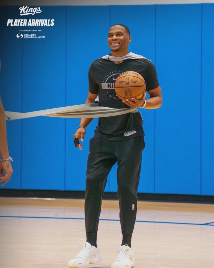 威少爷加盟国王遇波折：一级腿筋拉伤致队友伤停