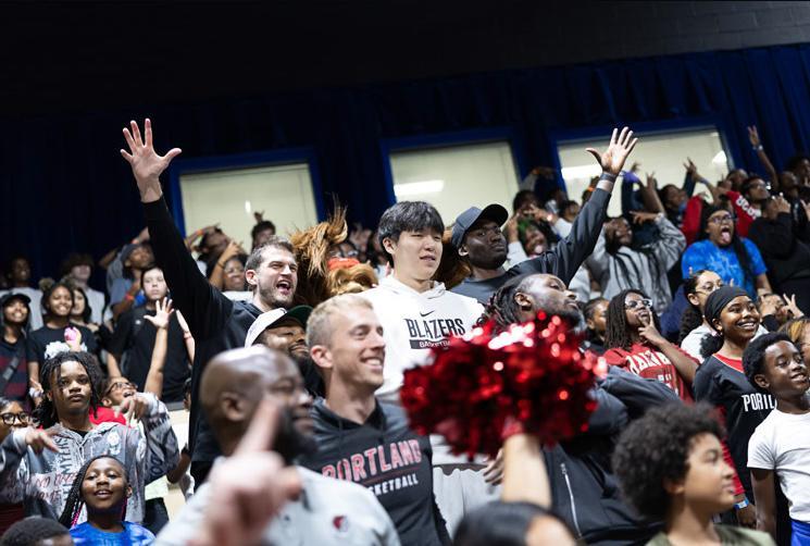 比卢普斯盛赞杨瀚森：社区互动显亲和力，语言障碍非问题