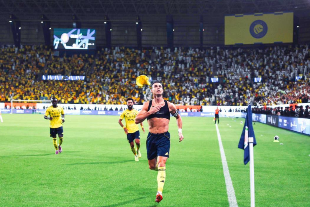 C罗沙特联赛献新庆祝动作，经典动作库再添精彩