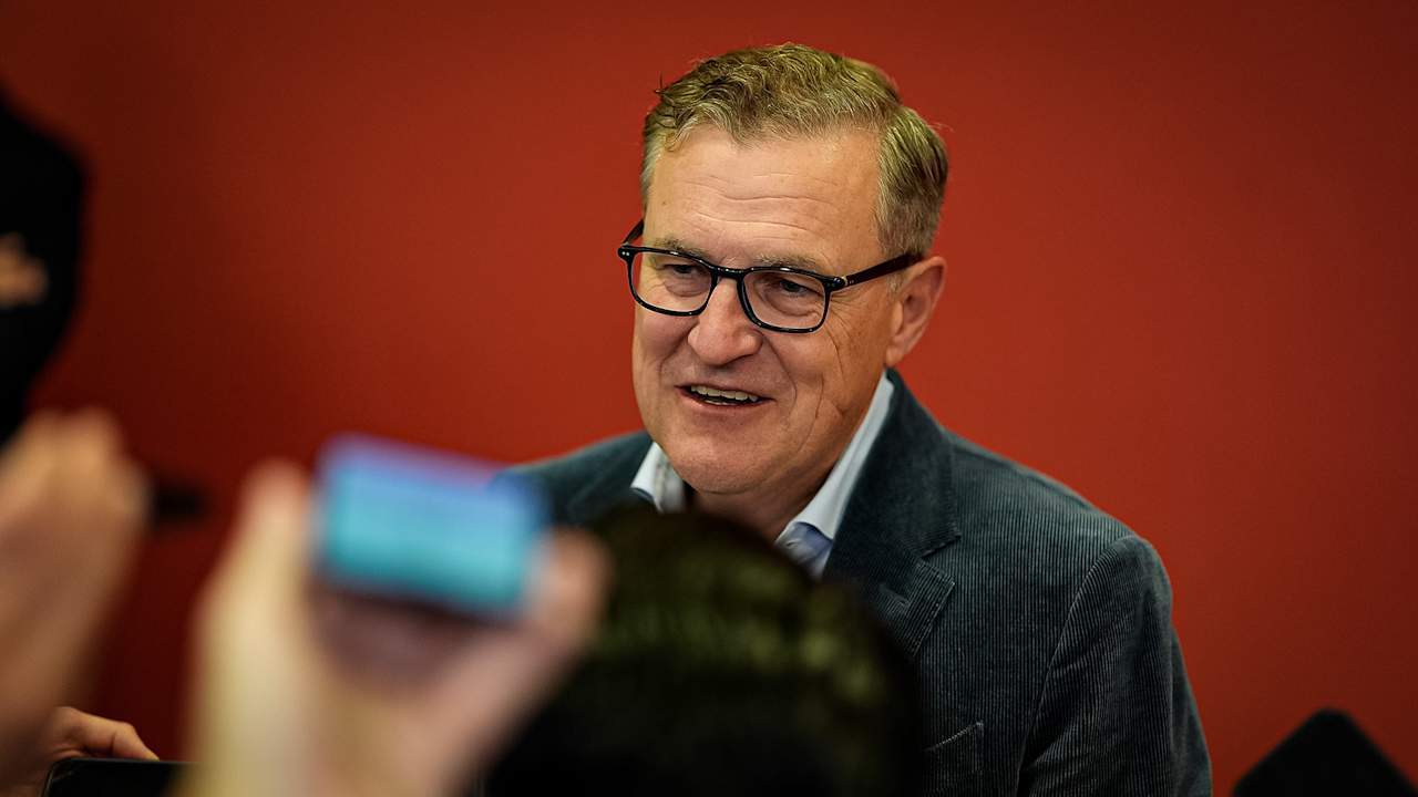 拜仁CEO盛赞凯恩表现，续约谈判时机尚未成熟