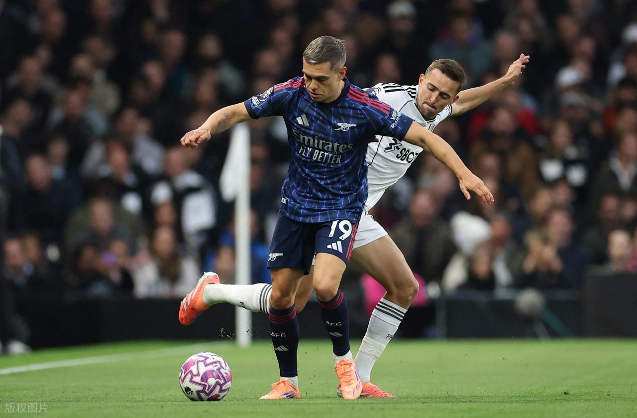 英超第8轮战报：阿森纳稳居榜首，曼城反超利物浦升至次席