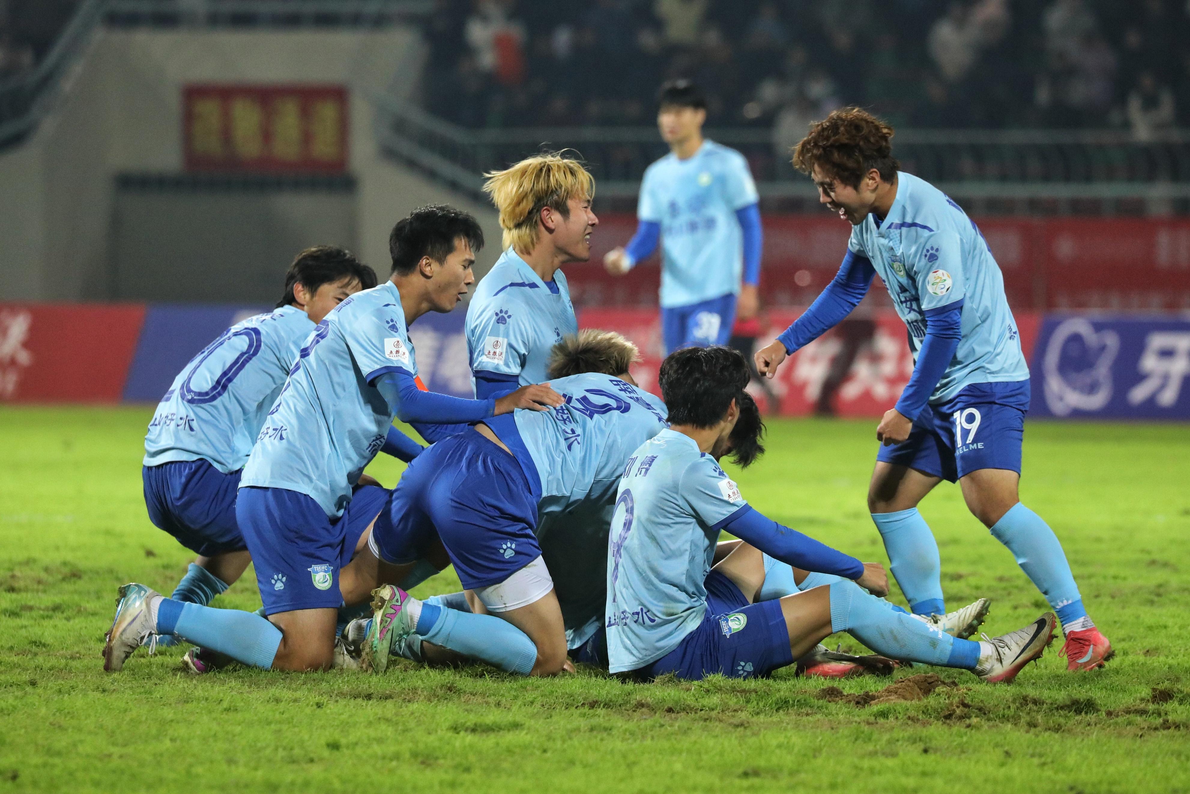 齐鲁超八强战：泰安逆转菏泽晋级四强，张家豪点球大战封神