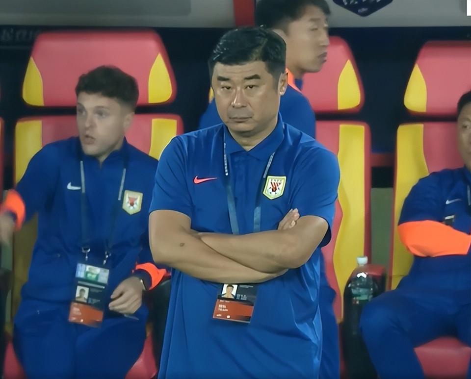 泰山冬窗首离队球员锁定：高薪低效，防守漏洞频现引管理层不满