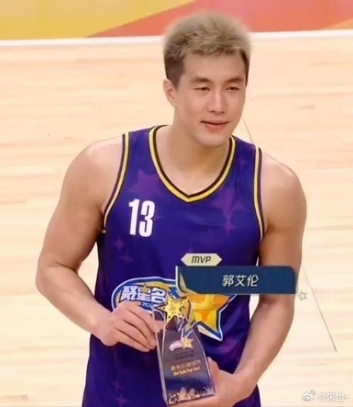 郭艾伦名人赛突破瞬间