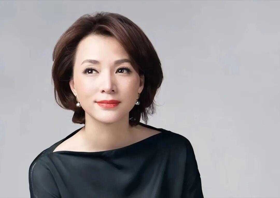 董卿现状揭秘：父亲自责婚姻选择，她如何面对人生转折