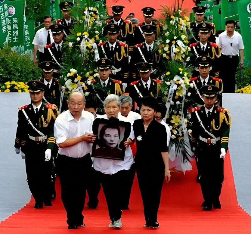 朱枫烈士骨灰归乡：81岁女儿61年等待终圆梦