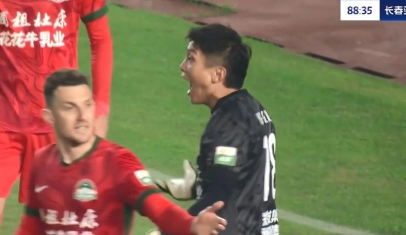 河南队2-0胜长春亚泰，门将王国明幽默庆功：喜提3分，险感冒